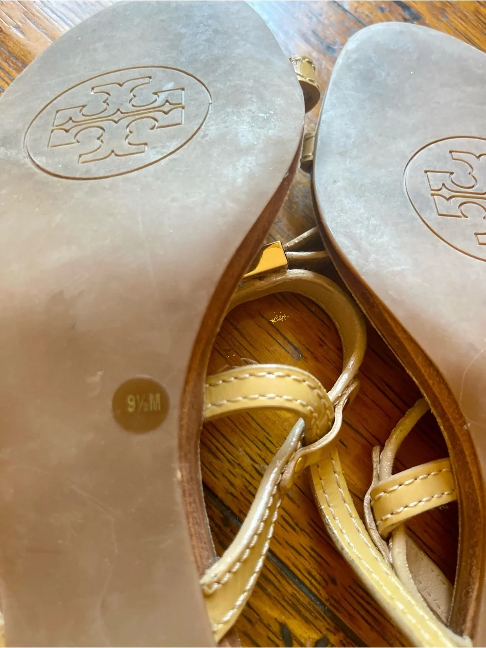 Tory Burch Tan Bow Logo T-Strap Sandals 9.5
